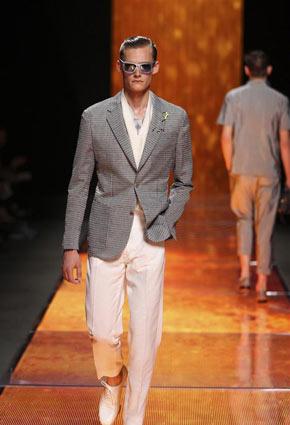 Louis Vuitton تكشف عن مجموعة ربيع صيف 2013 في دبي